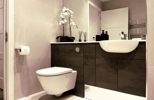 Spacious 1-Bedroom Apartment near Kew Gardens with Balcony & Parking - Foto 4