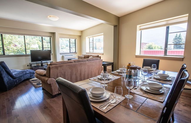 Selkirk Snug by Revelstoke Vacations - Photo 8