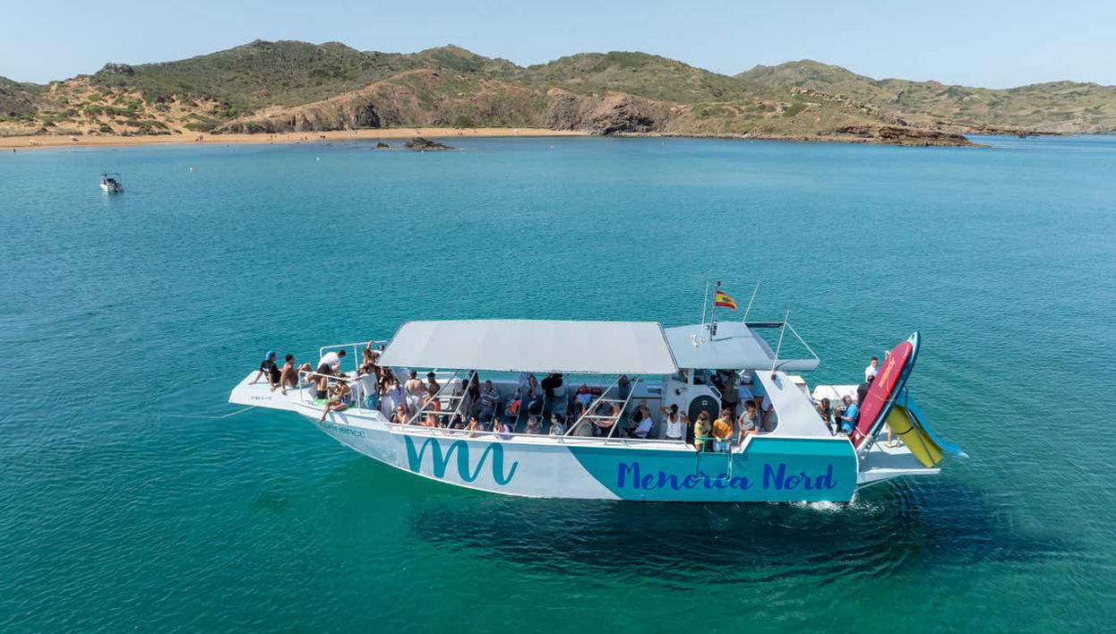 Paseo en barco por las calas del norte de Menorca - Foto 1