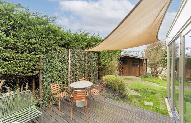 Stylish Holiday Home With Private Garden - Photo 14