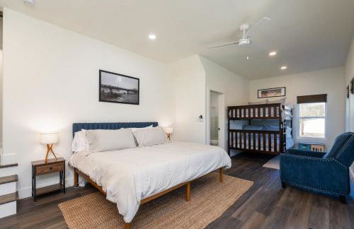 New Riverfront Home with Mtn Views - Foto 11