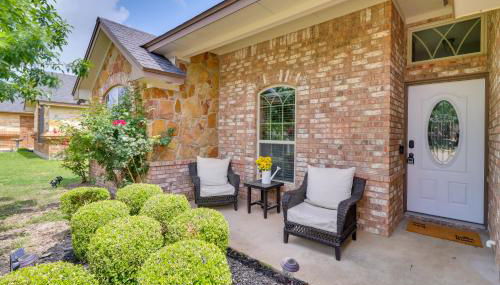 Unwind Fireside! Harker Family Retreat with Yard - Foto 2