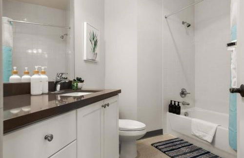 Chic 2BR • King Beds • Huge Patio • 95 Walk Score! - Foto 21