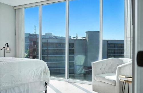 New 2 Bed 2 Bath Condo with Pool at BMS - Foto 15