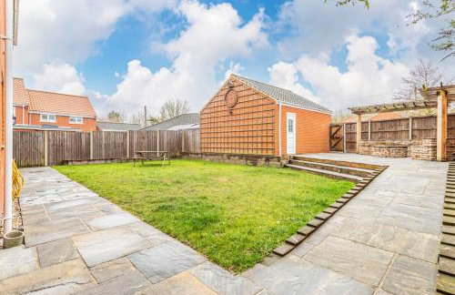 Detached luxury 5 bed house, lanscaped garden, fire pit, parking, can sleep families or workers - Foto 16