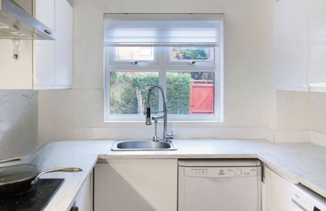 Entire 2 Bedroom House 7m To Station - Foto 33