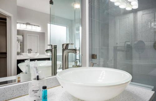 Upscale 4BR Cypress Home w Pool, Hot Tub, Theater, Sleeps 20 - Foto 33