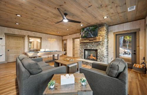 Honeysuckle Chalet - Luxe Mountain Chalet - Hot Tub, Wi-Fi, Pool Table, Party Deck, Fire Pit - 15 mins to Blue Ridge! - Foto 49