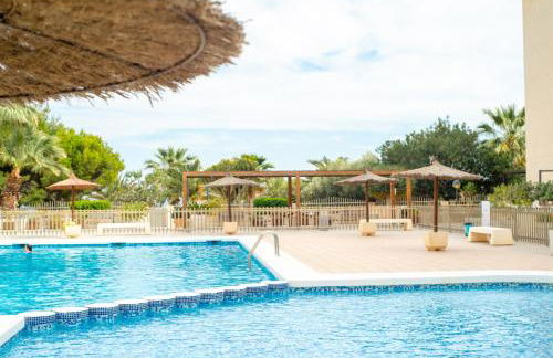 Familiar frente al Mediterráneo Piscina, parking - Photo 1