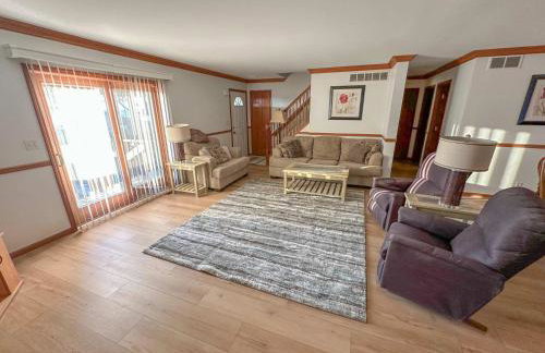 Spacious 4BR Lakefront Cottage - Perfect for Groups - Foto 11