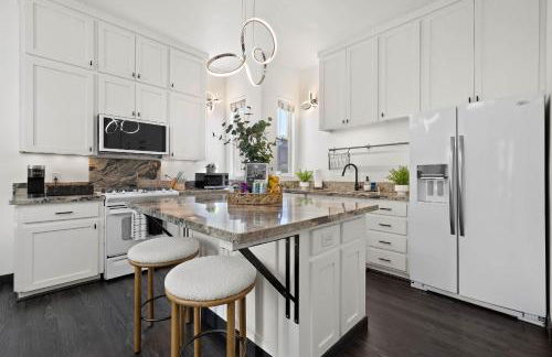 City Lights and Rooftop Nights by Rather Be Properties - Foto 23