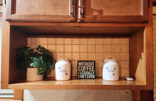 Bear Escapes II Affordable Luxury Cabin - Foto 29