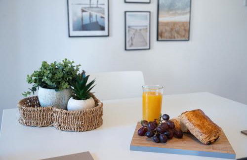 Modern Penthouse with Balcony - Near Beach & Town - Foto 15