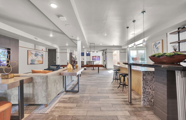 Ebony Ivory Midtown King Bed - Foto 46