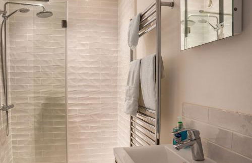 Stunning 5 Bed in the Centre of Bourton! - Photo 32