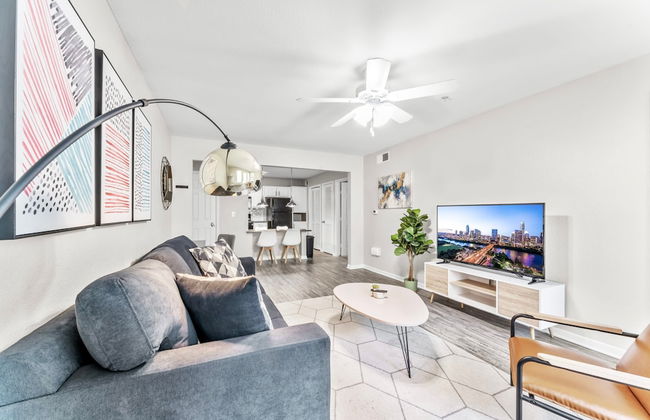 Cozy Chic 2BR King Suite w Gym Pool Close to DT - Foto 21