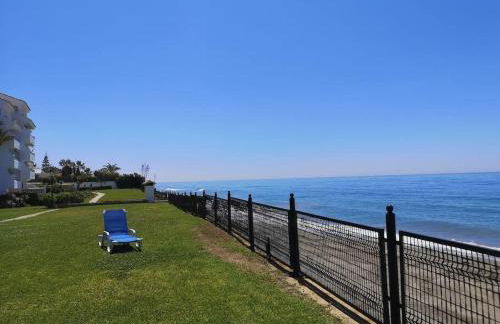 Modern apartment with pool on the beachfront in Marbella by SharingCo - Photo 43