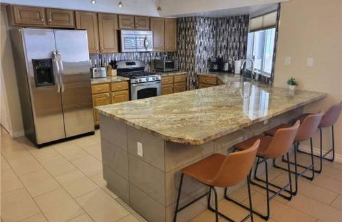 4 miles to Strip / Big house with pool - Foto 17