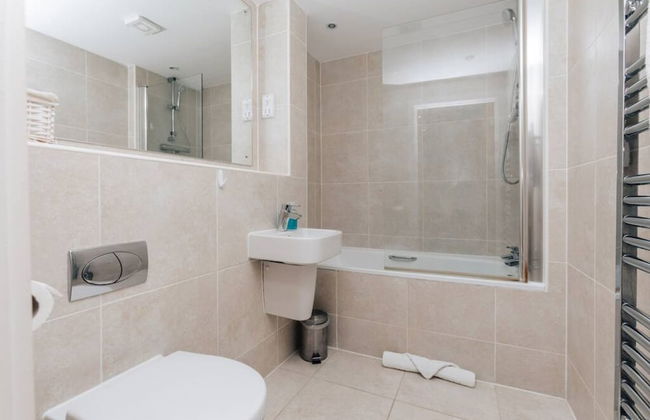 Central Modern Flat Sleeps 6 - Dedicated Parking - From 125 Per Night - Foto 7