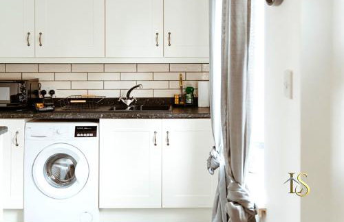 *Luke Stays Oswald Terrace* - Foto 3