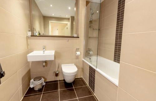 Central Gem: Cosy 2BR with Private Balcony - Foto 31