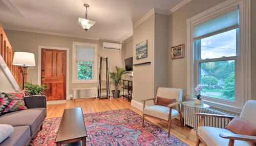 Charming Abode with Patio - Walk to Town and River! - Foto 5