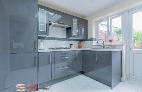 Comfortable 1-Bed House, Sleeps 4, Fast Wi-Fi with Private Garden and Free Parking - Foto 18