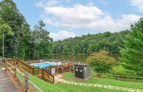 Deck and Game Room! Lakefront Blue Ridge Mtn Gem - Foto 29