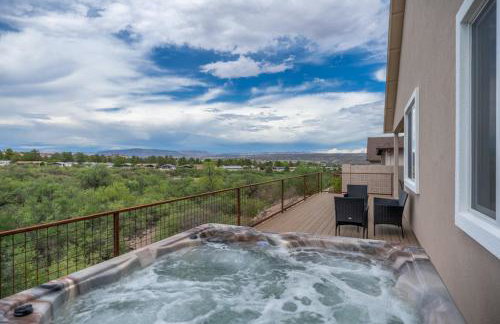 Stunning Views + Hot Tub + Location! 3 bed/3 bath - Foto 1