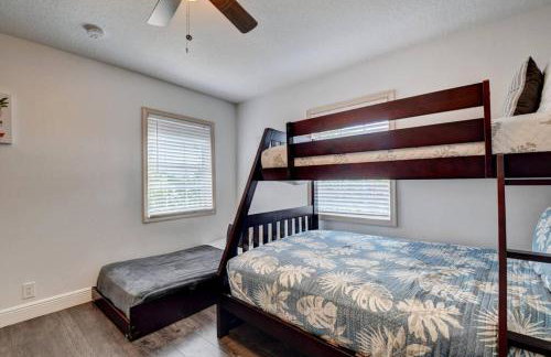 5 BR Mansion with Pool and non-heated Jacuzzi Games in Boynton Beach - Photo 9