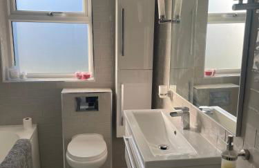 Modern Luxe Maisonette Near Station With Free Parking - Foto 10