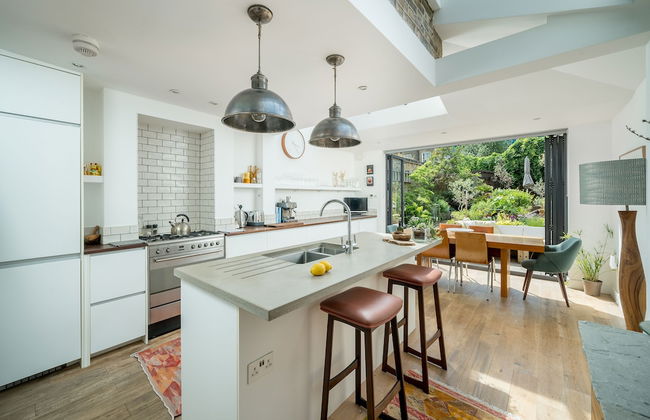 JOIVY Contemporary 2-Bed House W/ Private Garden - Foto 6