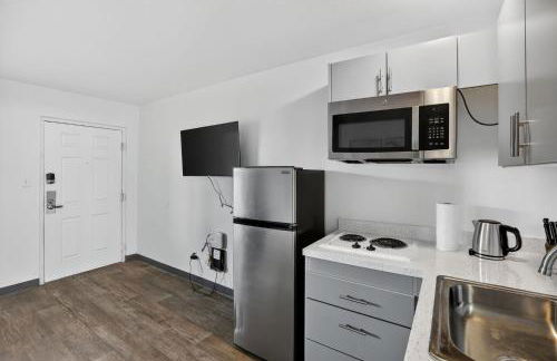 Bright modern studio featuring full kitchenette - Photo 14