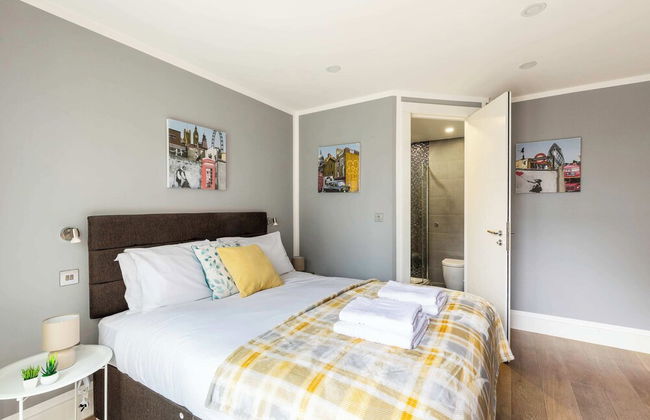 Beautiful Canal Side Notting Hill Abode With Terrace - Photo 3