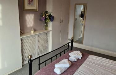 Hereford City - Goldcrest House - 4 Bedroom House With Parking, Located Very Close To City Centre & River Wye - Sleeps Up To 6 Guests - Hosted by RENTMYHOUSE - Photo 36