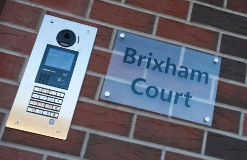 Staines City Centre by Charles Hope - Foto 43