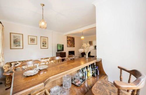 5 Bed Home with Private Parking - 25 Mins To Central London - Foto 7
