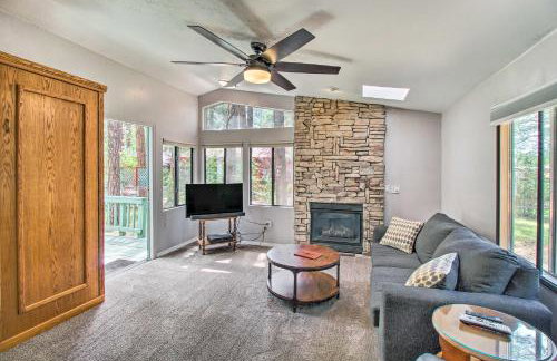 2 Mi to Rainbow Lake Woodsy Retreat with Deck! - Foto 1