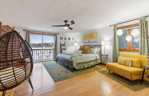 Spacious Accessible Waterfront Retreat with Hot Tub - Foto 30