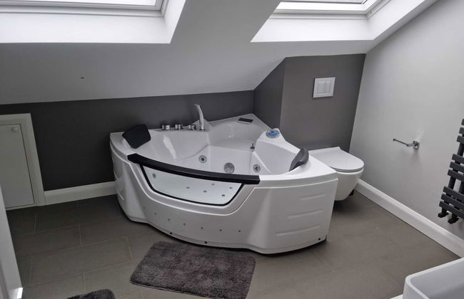 Impeccable 4-bed House in London With Jacuzzi - Foto 17