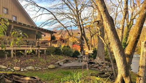 Water's Edge, Covered Porch, Deep Creek as your Backyard Haven, Hot Tub, Pool Table, Fire Pit, Close to Town & Entrance to National Park - Foto 4, Garden, Garden view