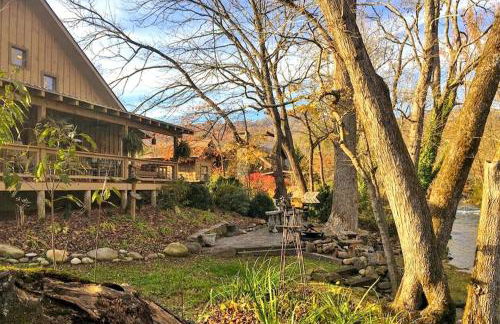 Water's Edge, Covered Porch, Deep Creek as your Backyard Haven, Hot Tub, Pool Table, Fire Pit, Close to Town & Entrance to National Park - Foto 4