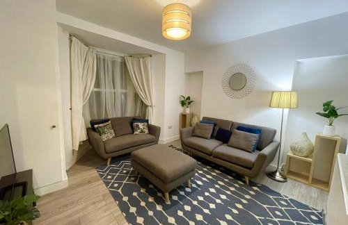 Neath, South Wales Getaway - 4 Bedroom Home -7 Guests - Free Parking - Foto 19