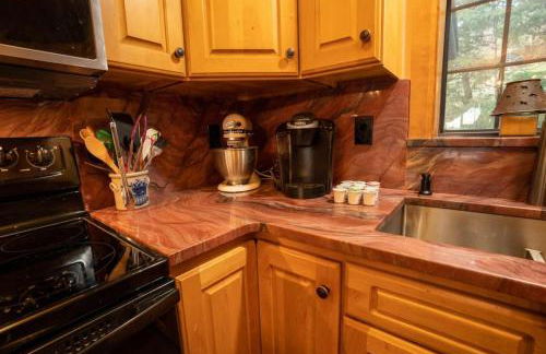 Warm Woodland Getaway with Land - Foto 15