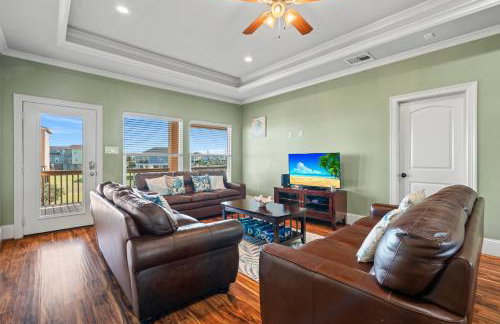 Charming Beachside Retreat: Steps from the Sand and Surf - Photo 2