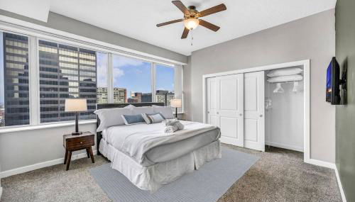 14th Floor Lux Downtown Condo w/ LAKE VIEWS & Gym - Foto 5