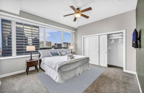 14th Floor Lux Downtown Condo w/ LAKE VIEWS & Gym - Photo 5