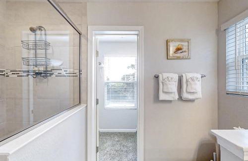 Newly-built 2-story home near the ocean with patio, washer/dryer, streaming - Photo 18