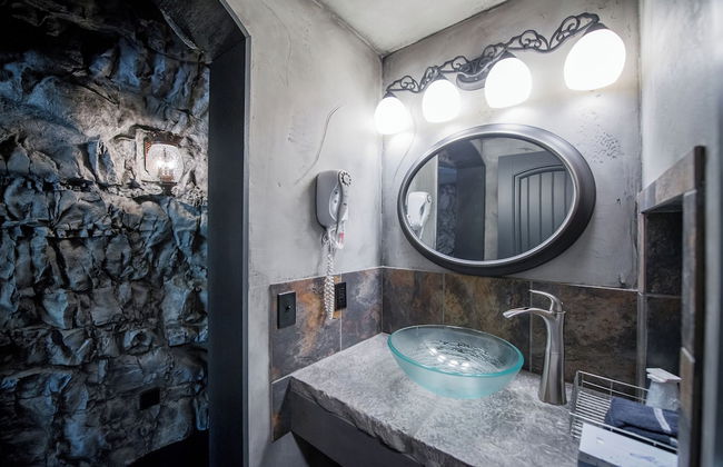 Eureka Springs Treehouses, Hobbit Caves & Castles - Photo 46