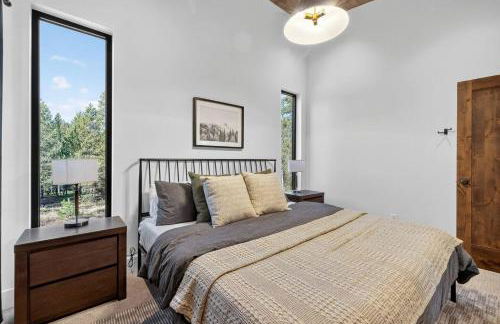 The Luxe House | Upscale Cabin w/ Hot Tub & Fire Pit! - Foto 20